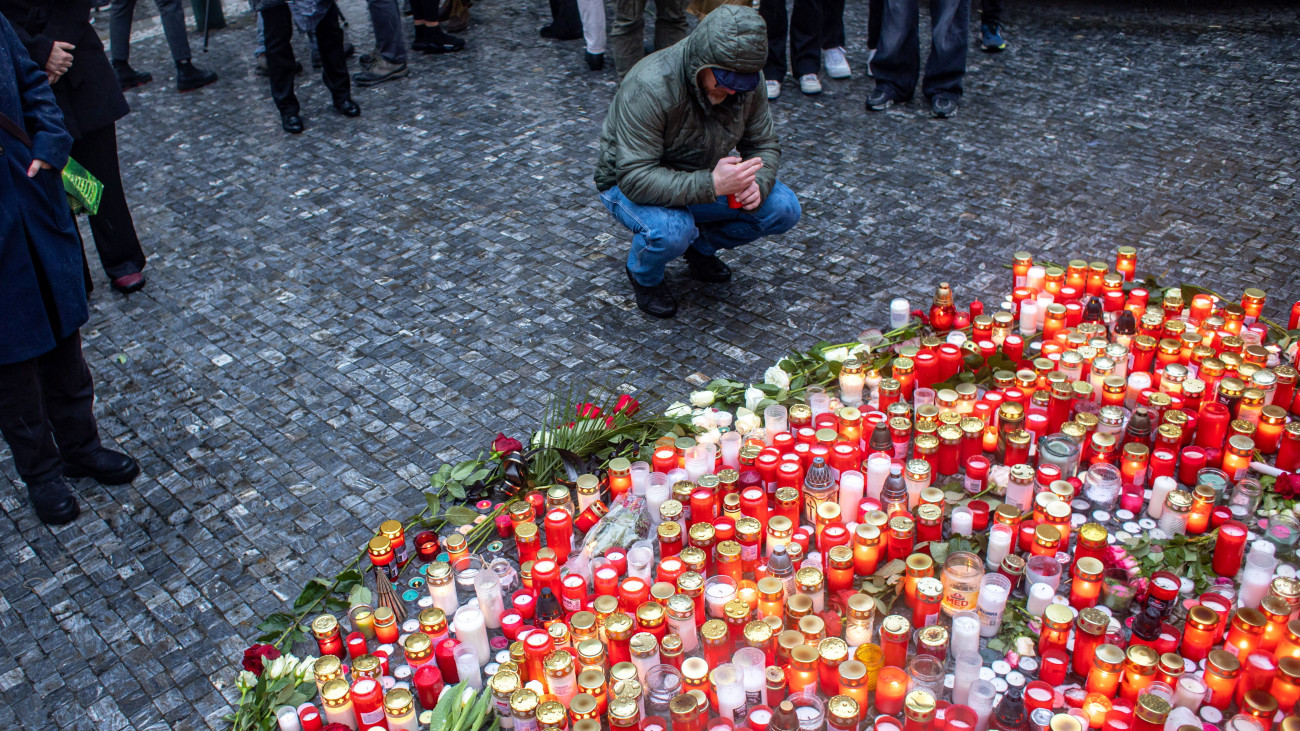 Lerója kegyeletét egy férfi a prágai Károly Egyetem főépülete előtt 2023. december 22-én, miután az előző nap az egyik hallgató lövöldözött az épületben, és tizennégy embert megölt, huszonötöt megsebesített. A támadó is életét vesztette, de egyelőre nem tudni, hogyan.