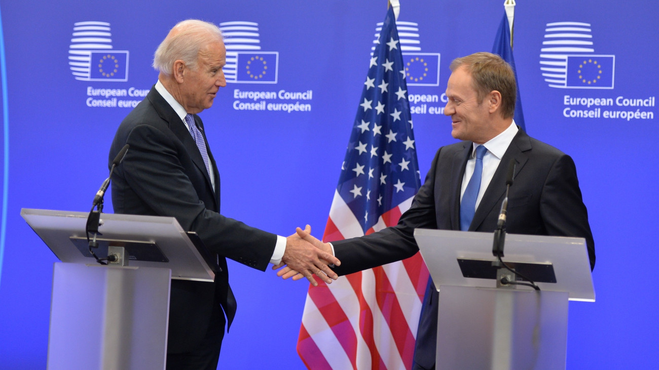 BRUSSELS, BELGIUM - FEBRUARY 6: European Council President Donald Tusk (R) and U.S. Vice President Joe Biden (L) give joint press release prior to their meeting in Brussels, Belgium on February 6, 2015. (Photo by Dursun Aydemir/Anadolu Agency/Getty Images)