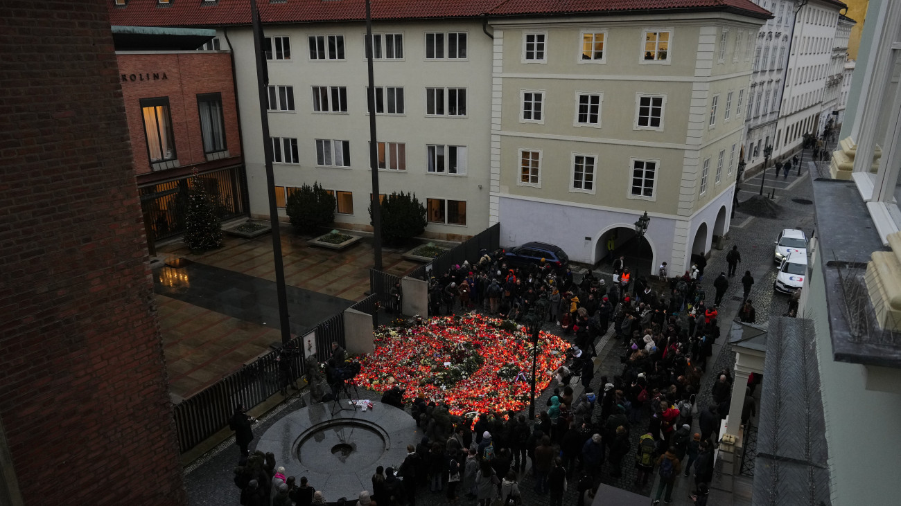 Gyertyát és virágok a prágai Károly Egyetem főépülete előtt 2023. december 22-én, miután az előző nap az egyik hallgató lövöldözött az épületben, és tizennégy embert megölt, huszonötöt megsebesített. A támadó is életét vesztette, de egyelőre nem tudni, hogyan.