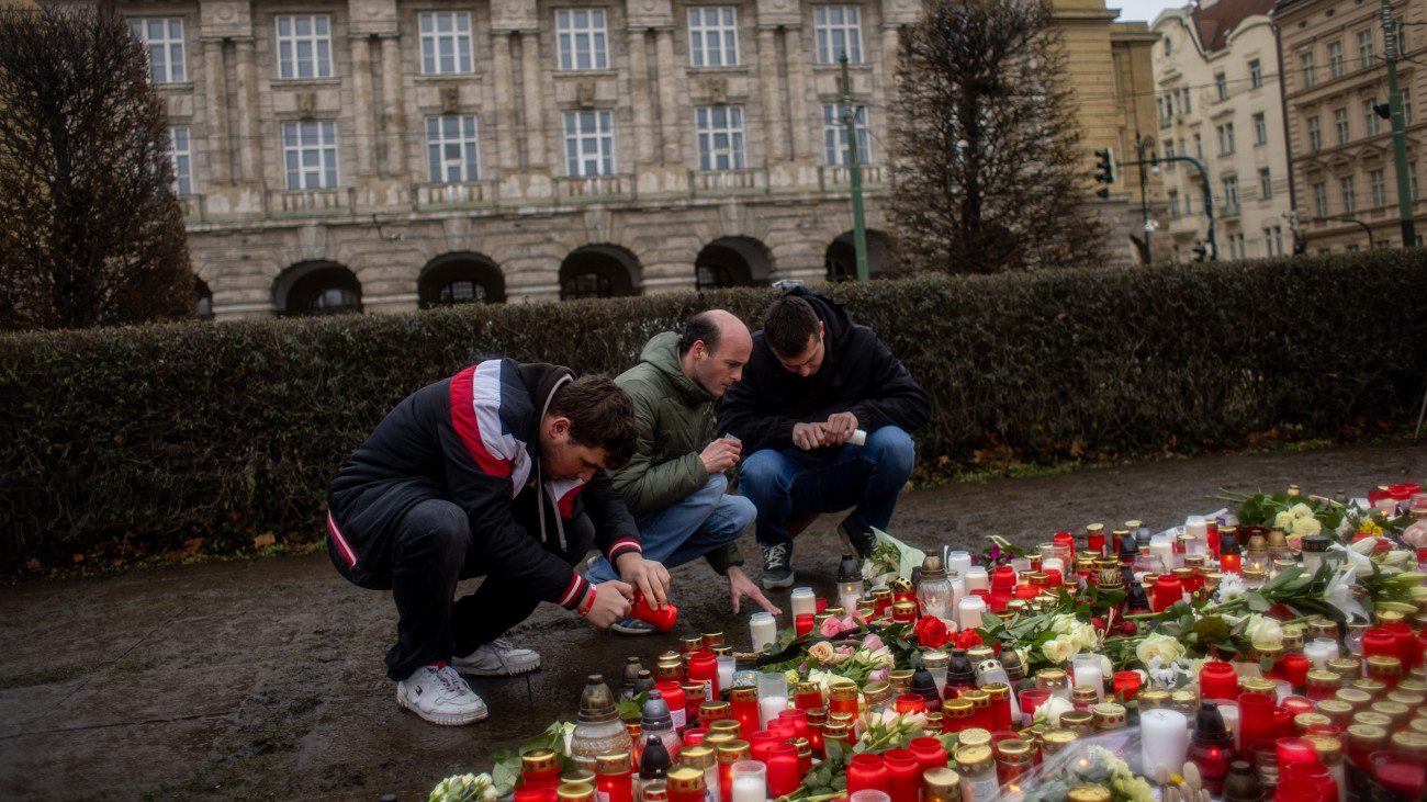 Gyertyát gyújtanak gyászolók a prágai Károly Egyetem főépülete előtt 2023. december 22-én, miután az előző nap az egyik hallgató lövöldözött az épületben, és tizennégy embert megölt, huszonötöt megsebesített. A támadó is életét vesztette, de egyelőre nem tudni, hogyan.
