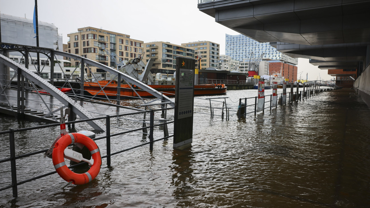 A Pia vihar miatt víz alá került rakpart az észak-németországi Hamburg Hafencity várorészében 2023. december 22-én.