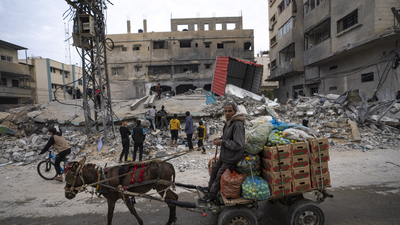 Izraeli légicsapás után nézik meg egy ház romjait palesztinok a Gázai övezet déli részén fekvő Rafahban 2023. december 21-én. A Hamász palesztin iszlamista szervezet fegyveresei október 7-én támadást indítottak Izrael ellen, az izraeli haderő pedig válaszul légi és szárazföldi hadműveleteket hajt végre a Gázai övezetben.