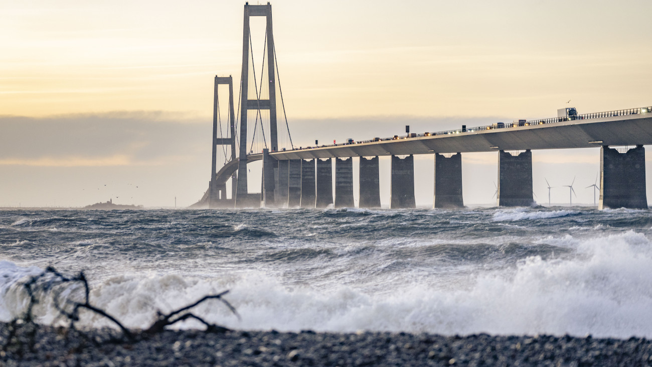 A Nagy-Baelt-tengerszoros hídján rekedt autók 2023. december 22-én. A hidat a Pia névre keresztelt vihar és egy korábbi baleset miatt lezárták.