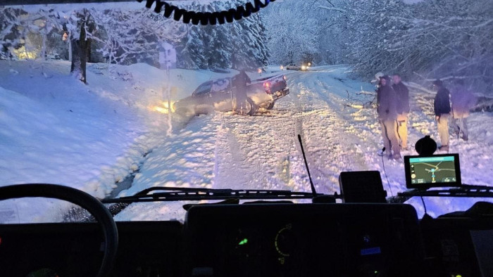 Autósok rémálma - a bakonyi tűzoltók havas fotói a legkeményebbek