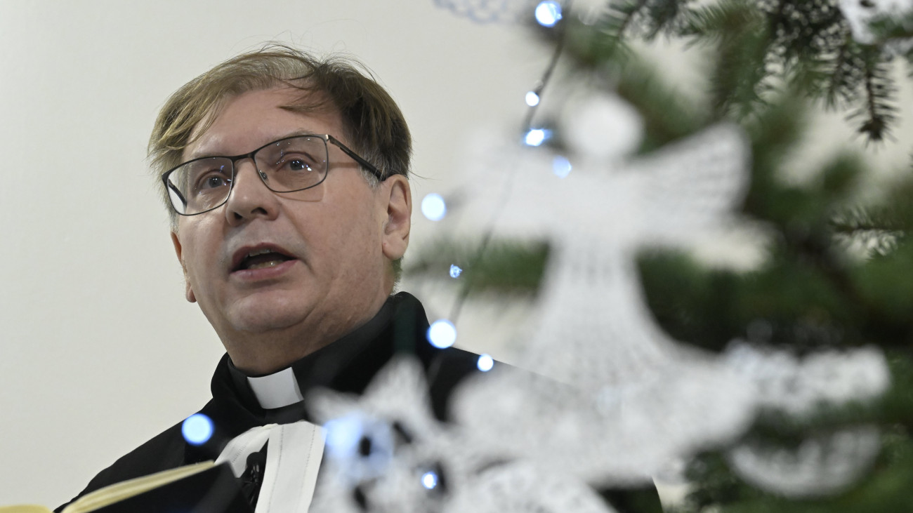 Fabiny Tamás, a Magyarországi Evangélikus Egyház elnök-püspöke igét hirdet úrvacsorás istentiszteleten karácsony első napján a hévízgyörki evangélikus templomban 2023. december 25-én.