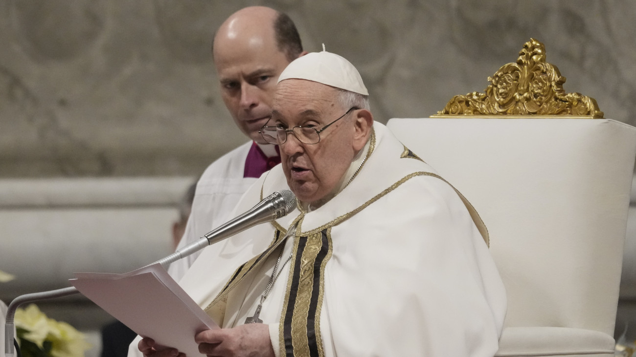 Ferenc pápa misét pontifikál karácsony szentestéjén a vatikáni Szent Péter-bazilikában 2023. december 24-én.