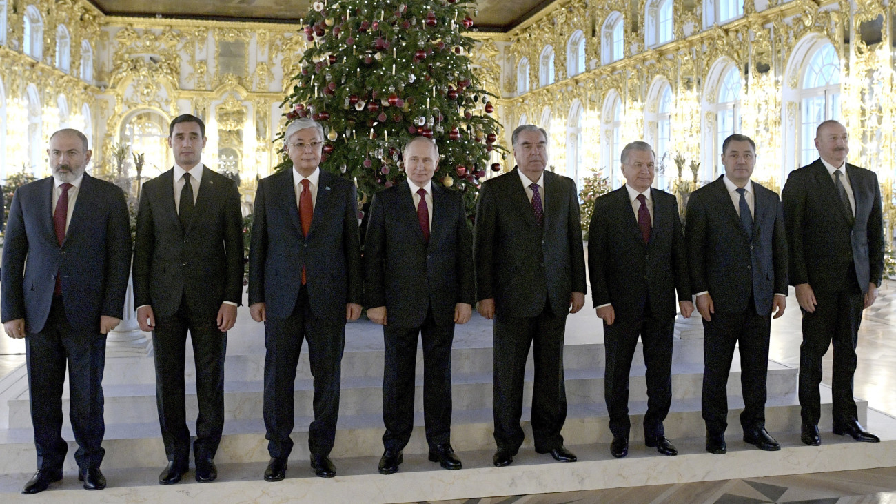 Nikol Pasinján örmény miniszterelnök, Serdar Berdimuhamedow türkmén, Kaszim-Zsomart Tokajev kazah, Vlagyimir Putyin orosz, Emomali Rahmon tádzsik, Savkat Mirzijojev üzbég, Szadir Zsaparog kirgiz és Ilham Alijev azeri elnök (b-j) a Független Államok Közösségéhez tartozó országok informális csúcstalálkozóján Szentpéterváron 2023. december 26-án.