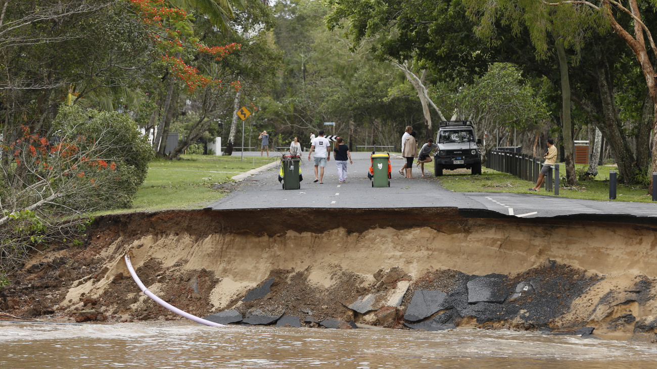 Árvíz elmosta út az Ausztrália északkeleti részén, Queensland államban fekvő Cairnsben 2023. december 18-án. A térségben pusztító áradásokból több mint háromszáz embert mentettek ki a mentőcsapatok.