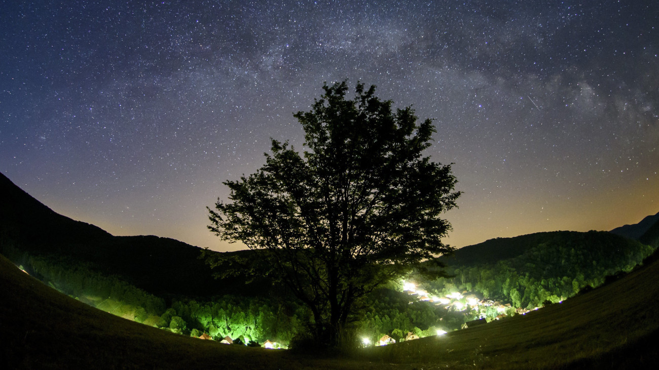 A halszemoptikával és hosszú expozíciós idővel készült felvételen a Tejút látszik a Bükk-fennsík felett Répáshuta közelében 2017. június 15-én. Csillagoségbolt-parkká nyilvánította a Bükki Nemzeti Parkot a Nemzetközi Sötétégbolt Szövetség (IDA - International Dark-Sky Association).