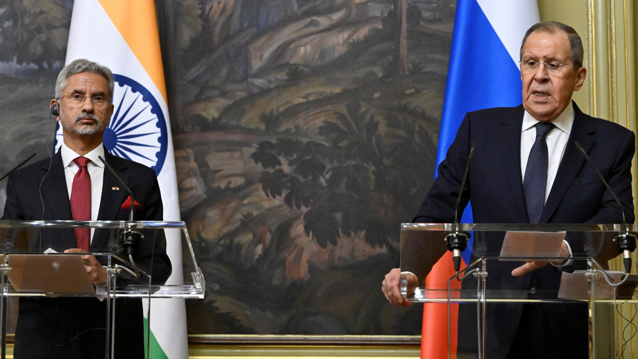 Szubrahmanjam Dzsaisankar indiai (b) és Szergej Lavrov orosz külügyminiszter sajtótájékoztatót tart Moszkvában 2023. december 27-én.