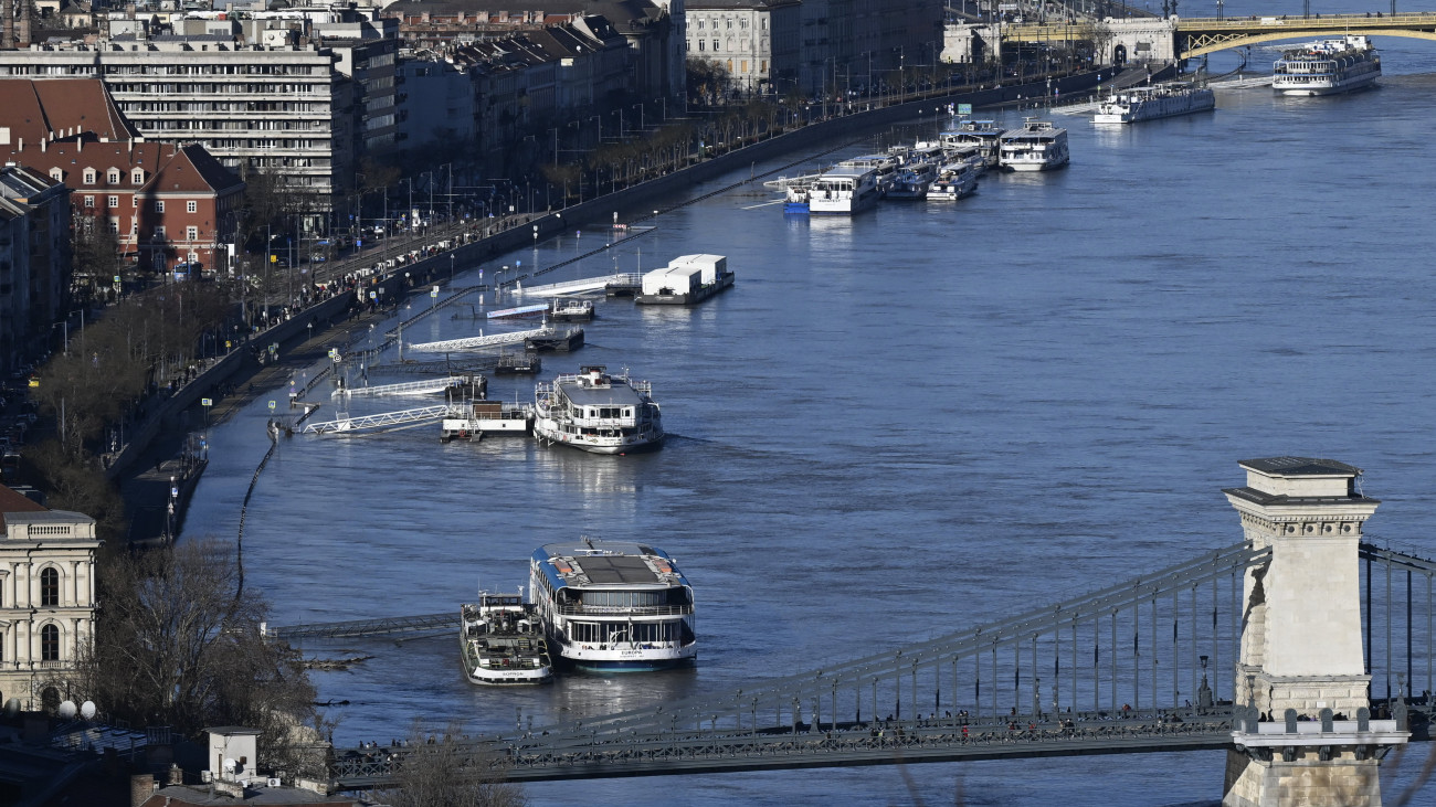 A kiáradt Duna Budapesten, a Sztehlo Gábor rakparton 2023. december 27-án. A csapadékos időjárás miatt a Dunán és mellékfolyóin árhullámok vonulnak le. Budapesten várhatóan december 28-án reggel tetőzik a Duna.