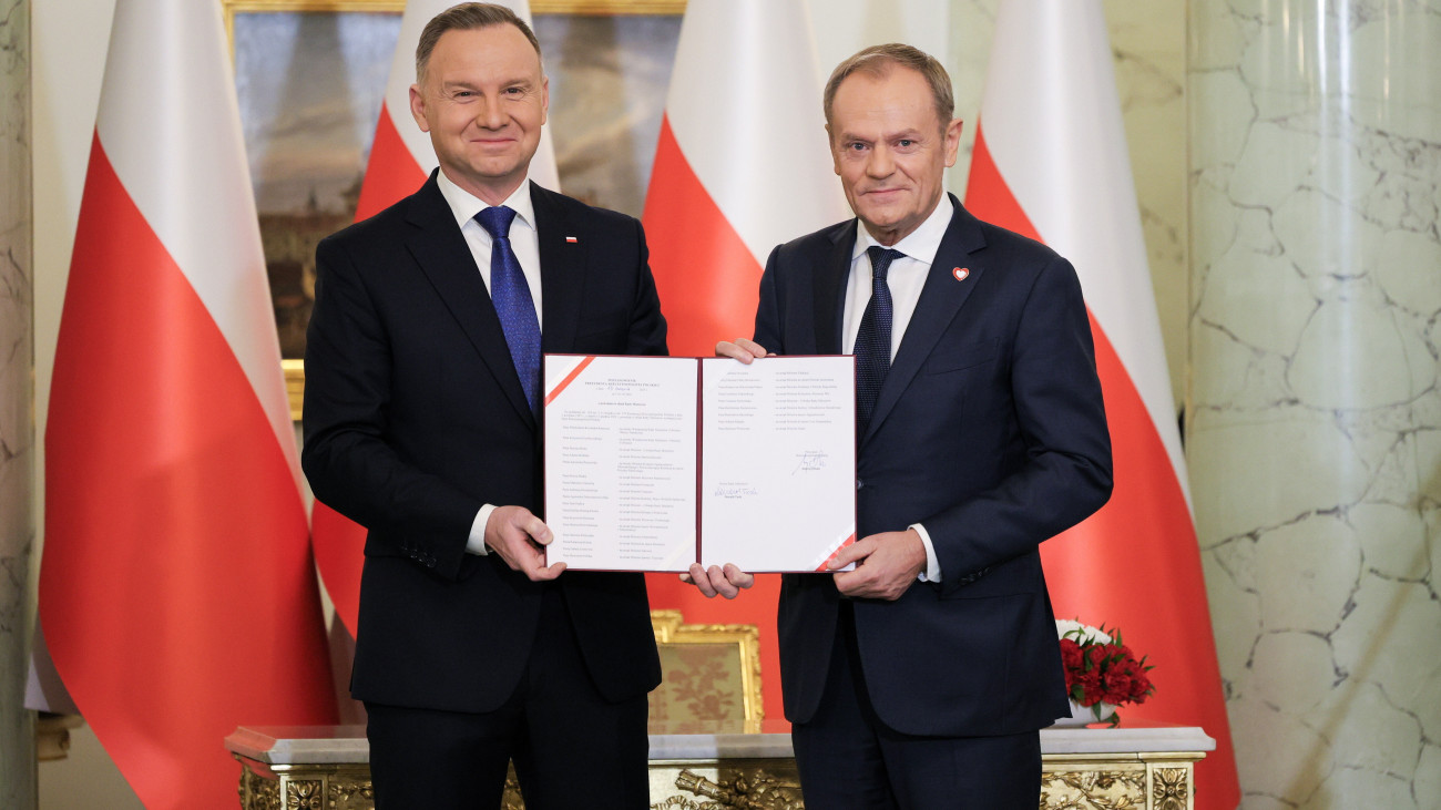 Donald Tusk lengyel miniszterelnök (j) és Andrzej Duda államfő Tusk és újonnan megalakult kormánya hivatali eskütételén a varsói elnöki palotában 2023. december 13-án. Az október 15-i parlamenti választások nyomán megalakult koalíciós kormánynak az előző estén szavazott bizalmat a parlamenti alsóház, a szejm.
