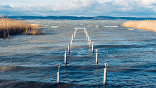 Ordító szél volt a Balatonnál, de egy szomorú hírt is közöltek