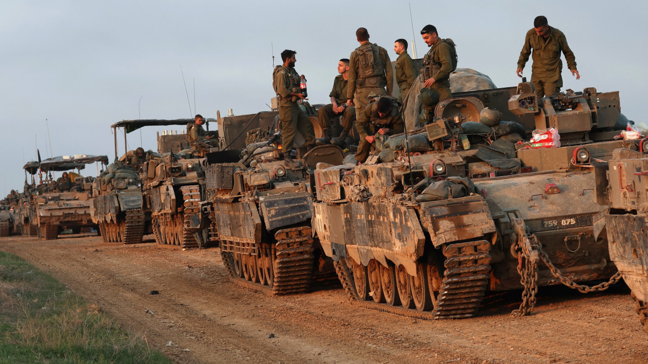 Dél-Izrael, 2023. december 25.Izraeli páncélozott csapatszállító járművek Dél-Izraelben, a Gázai övezet határának térségében 2023. december 25-én. A Hamász palesztin iszlamista szervezet fegyveresei október 7-én támadást indítottak Izrael ellen, az izraeli haderő pedig válaszul légi és szárazföldi hadműveleteket hajt végre a Gázai övezetben.