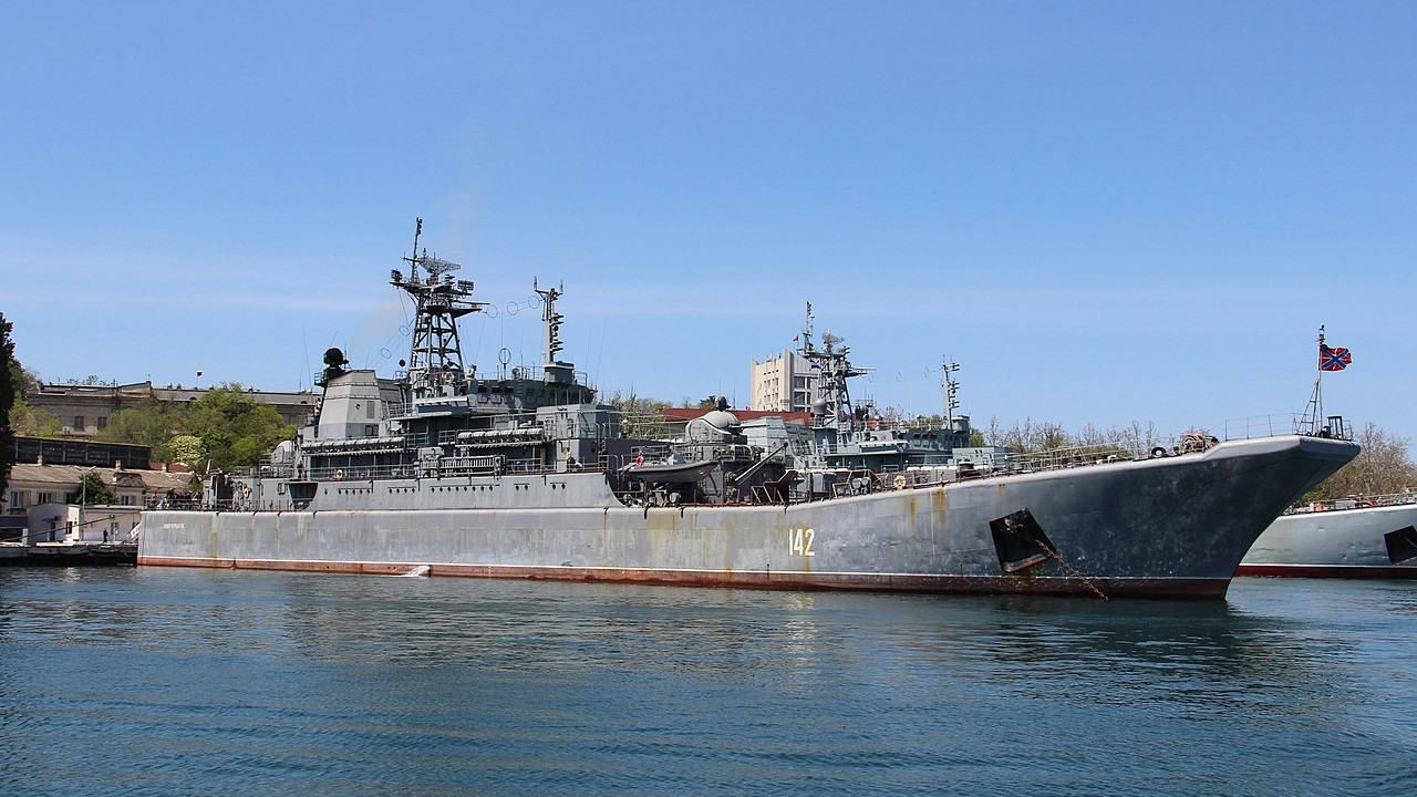 A Novocserkaszk nevű orosz, partraszállást támogató hajó. Forrás: Wikipédia