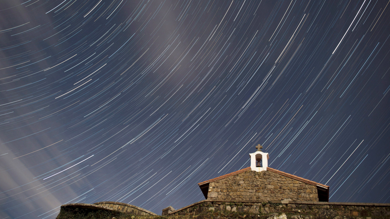 Comillas, 2018. január 4.Hosszú expozíciós idővel készített felvételen a Quadrantidák meteorraj az észak-spanyolországi Comillasban álló Szt. István-kápolna fölött a 2018. január 4-ére virradó éjjel. (MTI/EPA/Pedro Puente Hoyos)