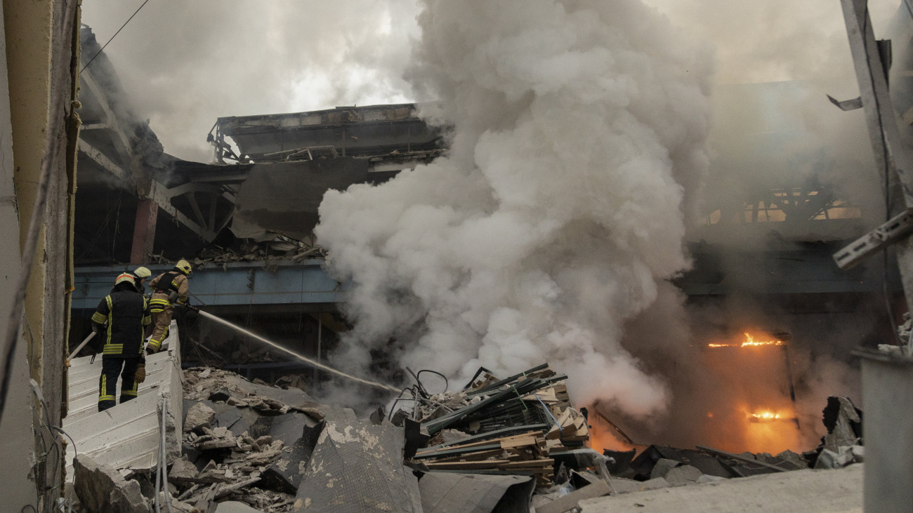 Tűzoltók dolgoznak a lángok megfékezésén egy orosz légitámadást követően Harkivban 2023. december 29-én. Az orosz légierő mintegy 110 rakétát lőtt ki az Ukrajna elleni egyik legnagyobb légitámadásában, legkevesebb 16 ember vesztette életét olyan nagyvárosokban, mint Kijev, Odessza, Lviv és Harkiv, a sebesültek száma több tucatra tehető. Négy régió áram nélkül maradt a támadások nyomán.
