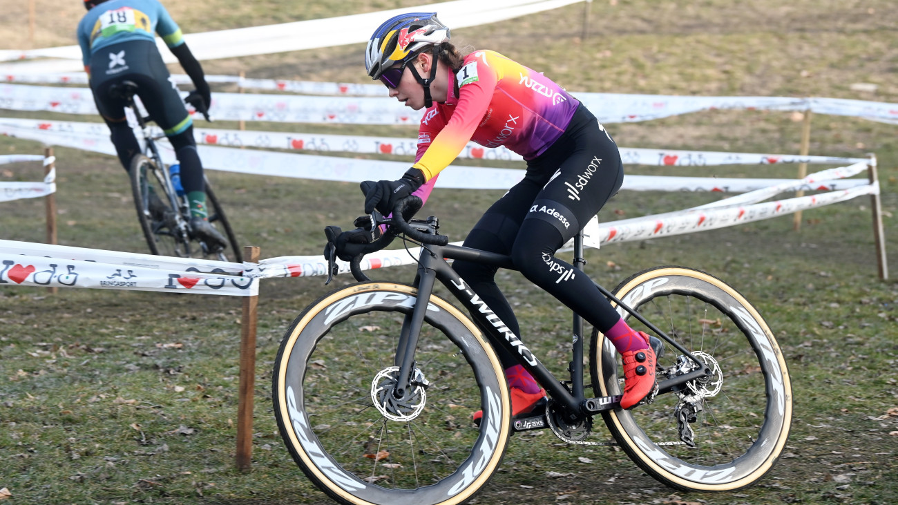 A későbbi győztes Vas Kata Blanka, a Team SD Worx versenyzője a női elit 19+ kategória versenyében a terepkerékpár (cyclocross) országos bajnokságon a városligeti Királydombon 2022. január 9-én.