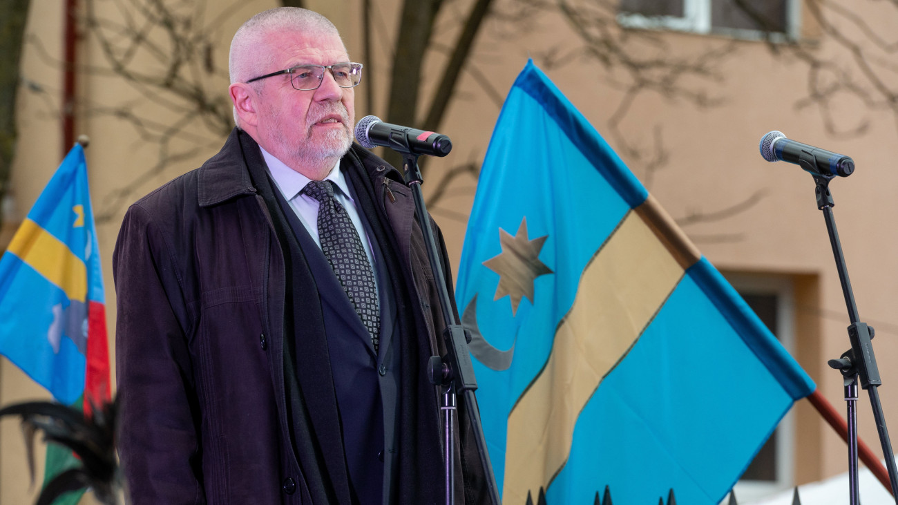 Izsák Balázs, a Székely Nemzeti Tanács elnöke beszédet mond a székely szabadság napján tartott nagygyűlésen a marosvásárhelyi Székely vértanúk emlékművénél 2023. március 10-én. Székelyföld területi autonómiáját követelte a székely szabadság napja alkalmából tartott demonstráció több száz résztvevője, a tömeg a magyar nyelvű oktatási intézmények ellen irányuló sorozatos támadások, a székelyföldi helyhatóságok meghurcolása, az anyanyelvhasználat és a nemzeti jelképek használatának korlátozása ellen is tiltakozott.