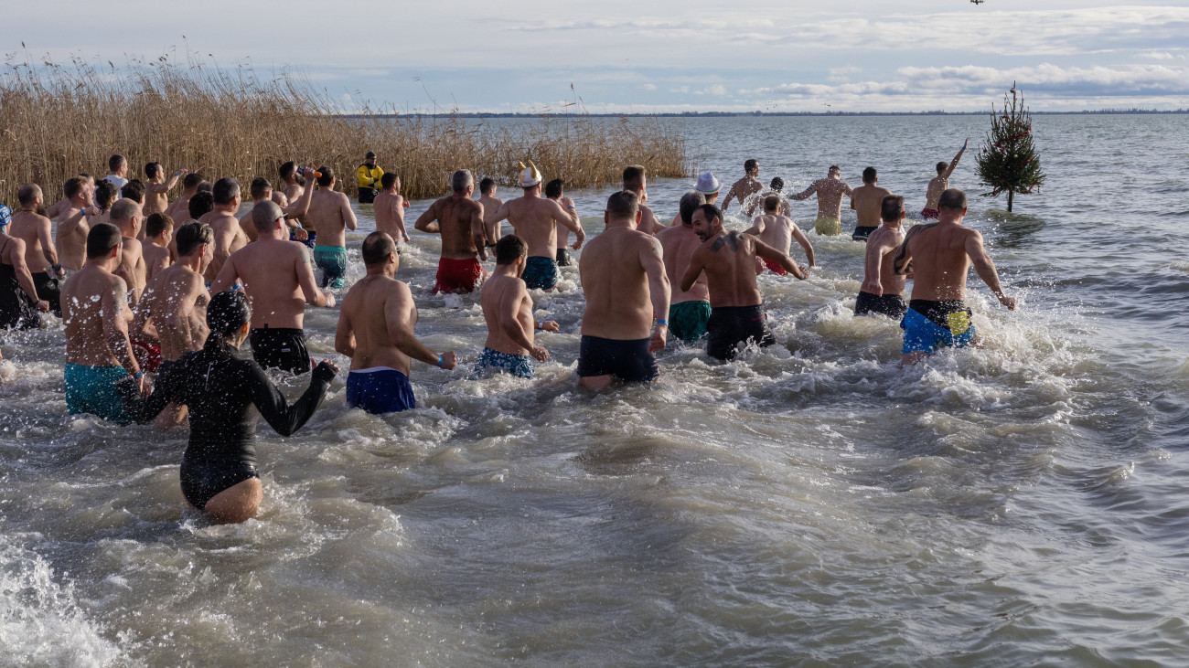 A hagyományos újévi fürdőzés résztvevői a 3 Celsius-fokos Balatonban a szigligeti strandon 2024. január 1-jén.