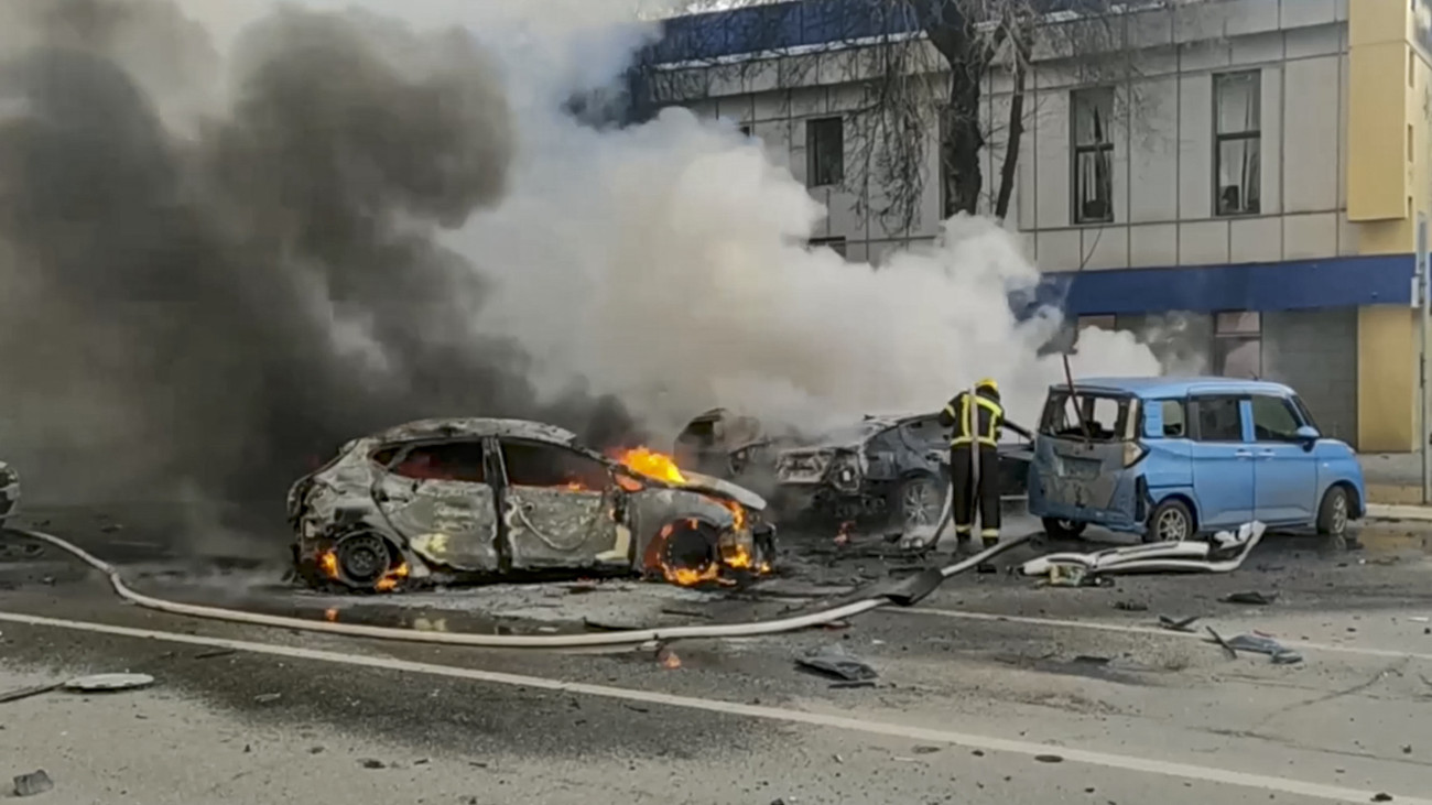 A rendkívüli helyzetek orosz minisztériumának sajtószolgálata által közreadott felvételen lángoló autókat locsol egy orosz tűzoltó egy ukrán légi támadás után az Ukrajnával határos Belgorod orosz terület azonos nevű székhelyén 2023. december 30-án. Az orosz hatóságok szerint tizennégy ember meghalt és száznyolcan megsebesültek a légicsapásban.