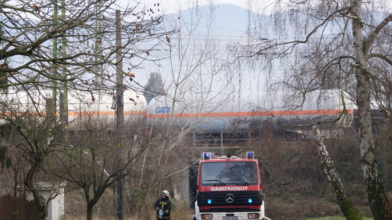 Tűzoltók a nagymarosi vasútállomásnál, ahol kisiklott egy tehervonat négy kocsija 2023. december 30-án. A műszaki mentés ideje alatt szünetel a forgalom Nagymaros és Verőce között, emiatt pótlóbuszok szállítják az utasokat Vác és Szob között.