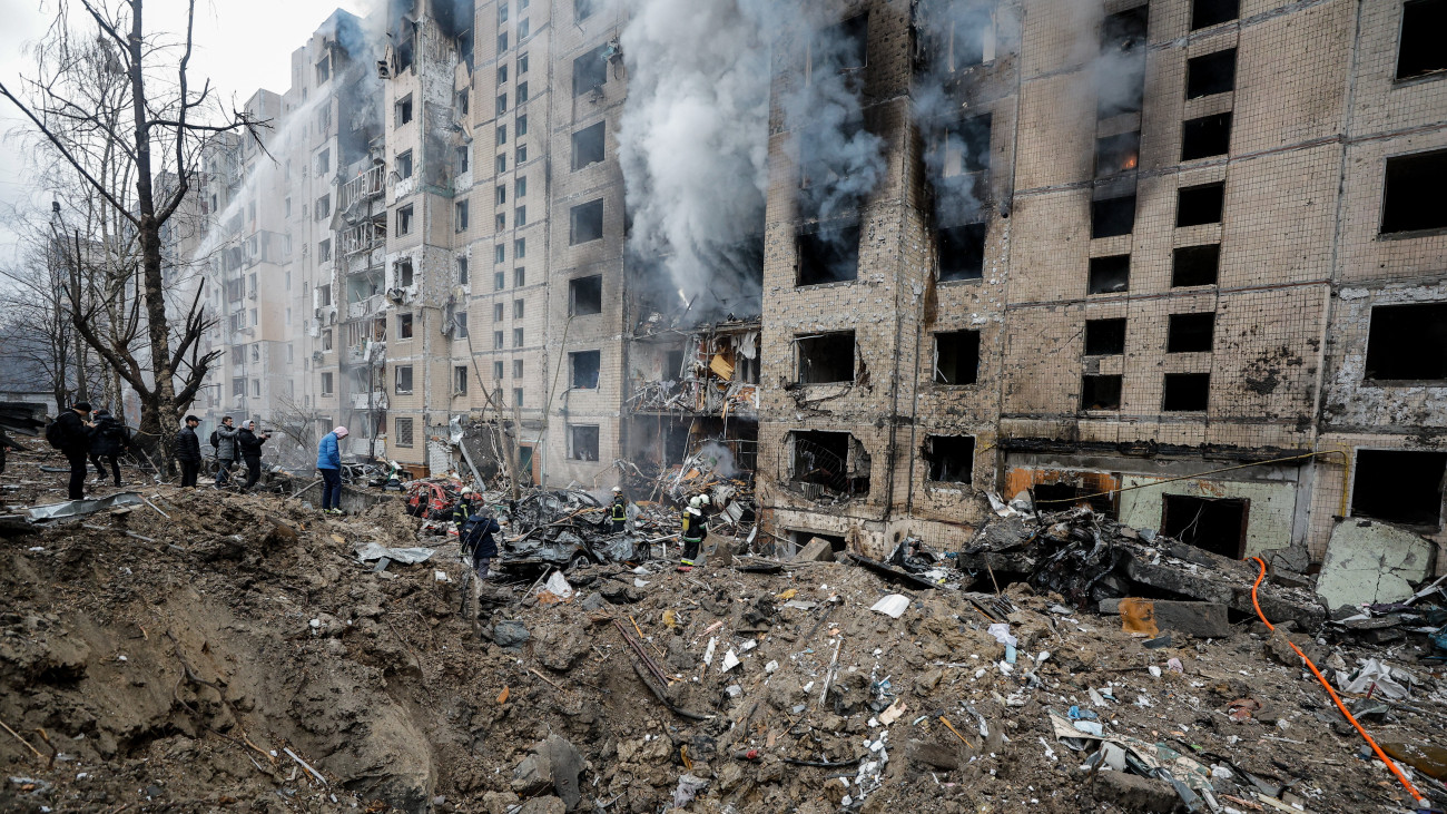 Orosz rakétatámadás nyomán keletkezett tüzet fékeznek meg tűzoltók egy kijevi lakóépületben 2024. január 2-án. Vitalij Klicsko kijevi polgármester közölte, hogy az ukrán fővárosra mért intenzív rakétatámadásban legkevesebb tíz ember megsebesült.