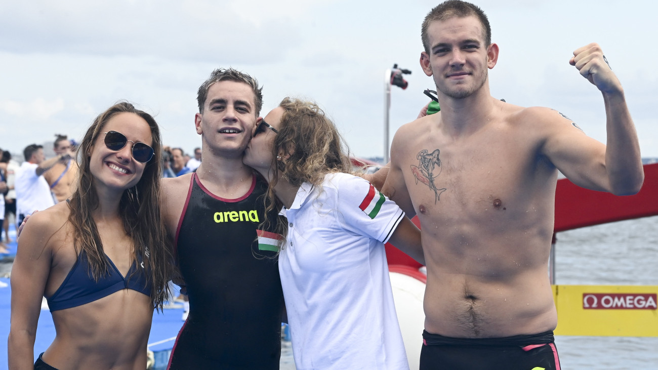 Fukuoka, 2023. július 20.Olasz Anna, Betlehem Dávid, Fábián Bettina és Rasovszky Kristóf (b-j), az ezüstérmes magyar váltó tagjai a célban a nyílt vízi úszók 4x1500 méteres csapatversenyében a fukuokai vizes világbajnokságon 2023. július 20-án.