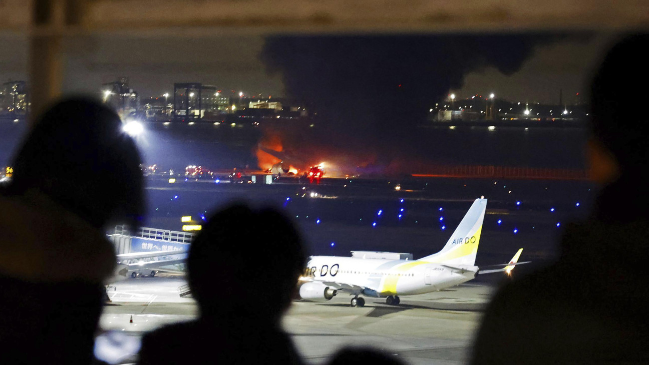 Lángol a Japan Airlines egyik utasszállítója tokiói Haneda repülőtéren 2024. január 2-án, miután összeütközött a parti őrség egyik repülőgépével a kifutón.