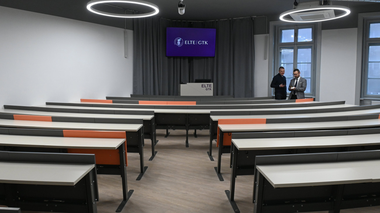 Az ELTE Gazdaságtudományi Kar új oktatási épületének egyik előadóterme az átadás napján, 2023. december 5-én.