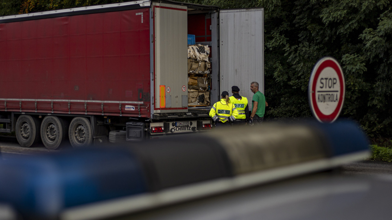 Cseh rendőrök ellenőriznek egy kamiont a szlovák határon fekvő Stary Hrozenkovban 2022. szeptember 29-én. Csehország a mai naptól ideiglenesen a Szlovákiával közös határon 17 közúti, hét vasúti, valamint három folyami átkelőn újította fel az ellenőrzéseket azzal a céllal, hogy korlátozza az illegális bevándorlást.