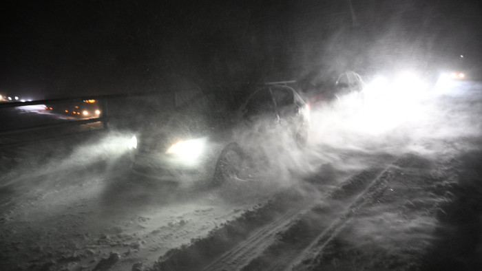 Kocsijukba ragadt autósok, semmibe veszett utak: vészhelyzet a havazás és a hideg miatt – drámai képek
