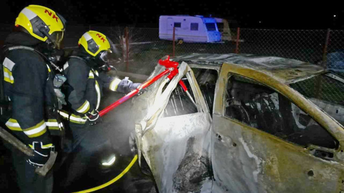 Kivégeztek egy elektromos kocsit a tűzoltók Farmoson – képek