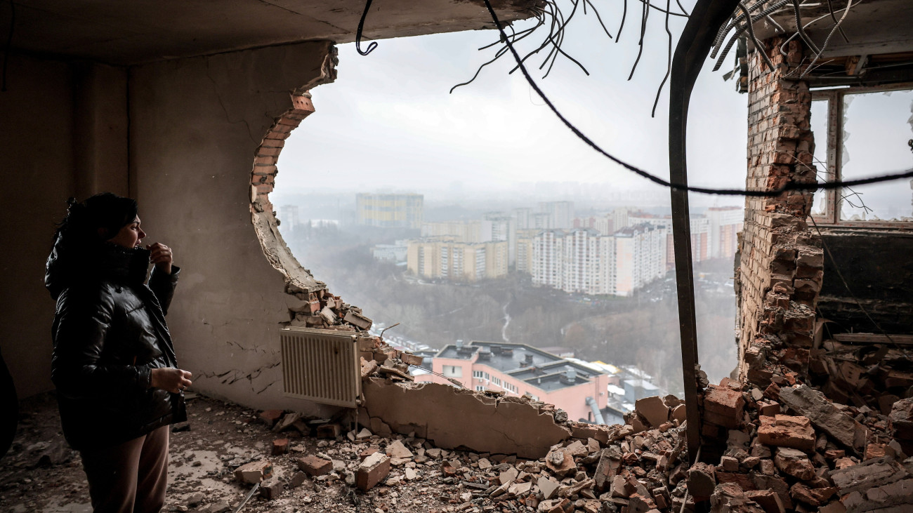 Orosz dróntámadásban megsérült lakását nézi meg egy nő egy kijevi lakóházban 2023. december 22-én. Ukrán források szerint két ember megsebesült.