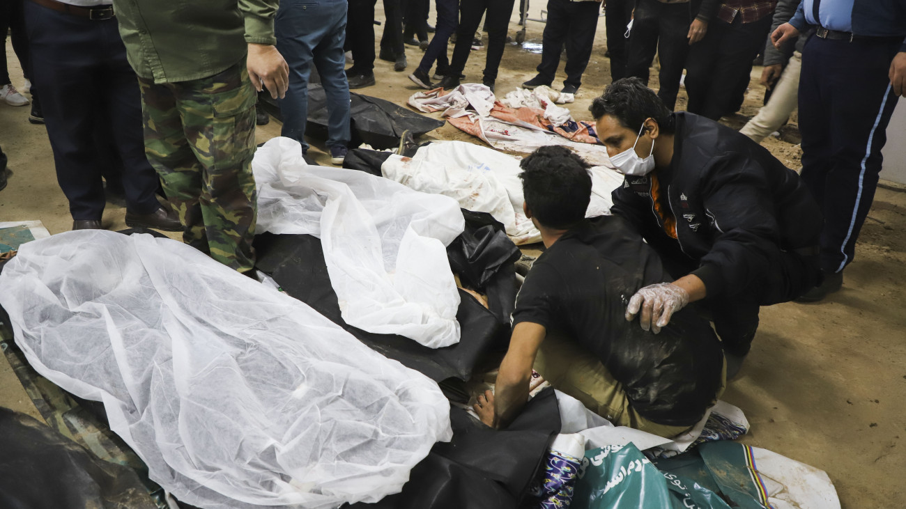 Áldozatok holttestei Kermánban 2024. január 3-án, miután két robbantás történt az iráni Forradalmi Gárda néhai parancsnokának sírjánál, az Irán délkeleti részén fekvő város temetőjében. Az iráni állami média szerint legalább 103 ember életét vesztette, 211 pedig megsebesült. Az iráni média szerint terrortámadás történt az amerikai dróntámadás áldozatául esett katona halála évfordulójának alkalmából tartott megemlékezésen.