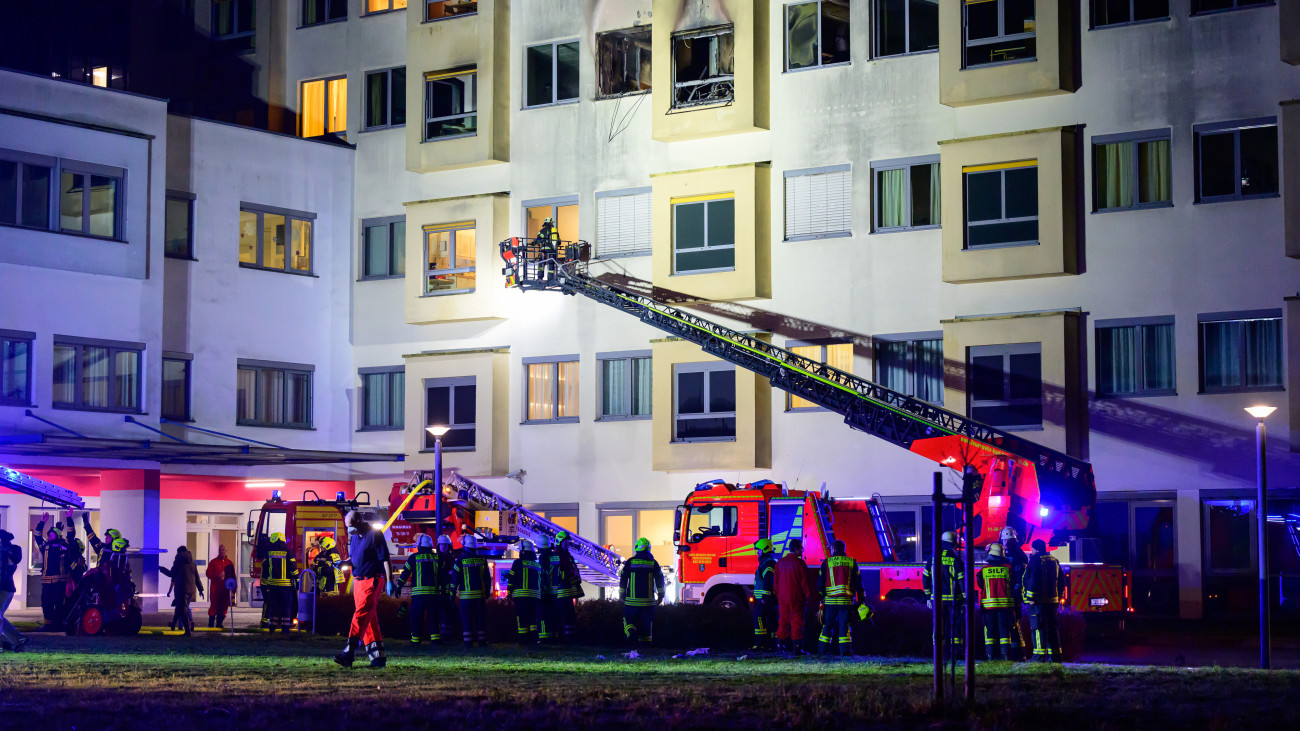 05 January 2024, Lower Saxony, Uelzen: Emergency services work on the fire at the hospital. The fire broke out on the third floor of the hospital late on Thursday evening. One person died and 22 others were injured, six of them seriously. Photo: Philipp Schulze/dpa (Photo by Philipp Schulze/picture alliance via Getty Images)
