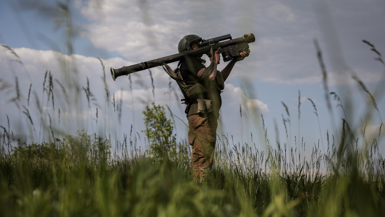 Vállról indítható, Stinger típusú légelhárító rakétavetőt használ egy ukrán légvédelmi alakulat tagja a frontvonalnál, a kelet-ukrajnai Donyeck megyében 2023. május 18-án, az Ukrajna elleni orosz hadviselés második évében.