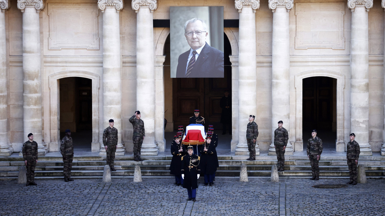 A köztársasági gárda tagjai viszik Jacques Delorsnak, az Európai Bizottság korábbi elnökének nemzeti színű zászlóval fedett koporsóját a párizsi Invalidusok dómja díszudvarán tartott búcsúztatási szertartáson 2024. január 5-én. Jacques Delors 2023. december 27-én hunyt el 98 éves korában.