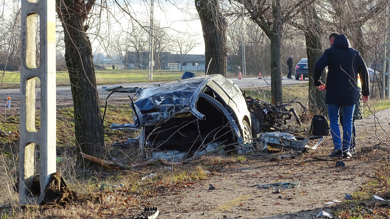 Összeroncsolódott személyautó Szarvas és Csabacsűd között a 44-es számú főúton 2024. január 5-én A személygépkocsi fának ütközött és a járművet vezető fiatal a helyszínen belehalt sérüléseibe.
