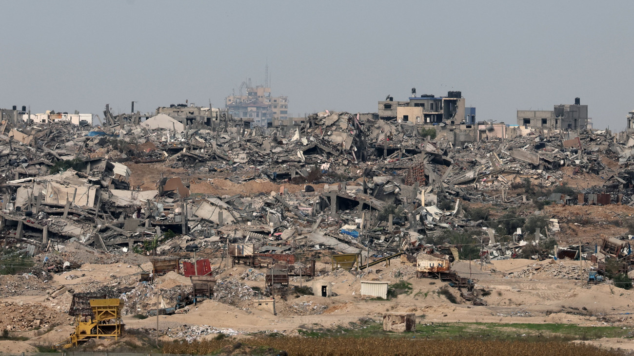 Romok a gázai Sudzsajja negyedben Dél-Izraelből nézve 2023. december 21-én. A Hamász palesztin iszlamista szervezet fegyveresei október 7-én támadást indítottak Izrael ellen, az izraeli haderő pedig válaszul légi és szárazföldi hadműveleteket hajt végre a Gázai övezetben.
