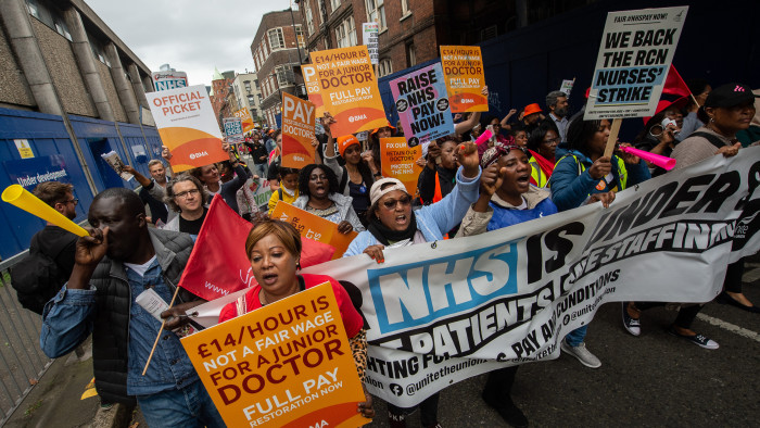 Brit orvossztrájk: kevés az alkalmazott és az ágy, hazaküldenék a kórházakból a betegeket