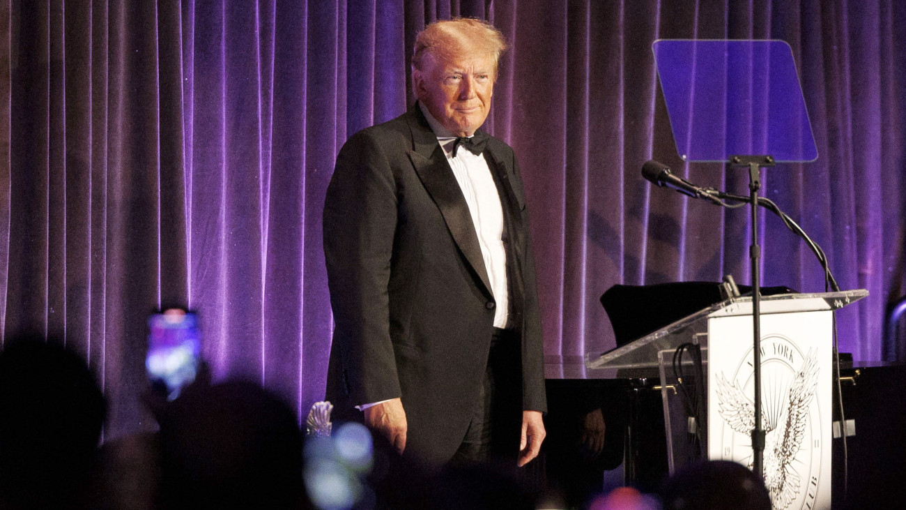Donald Trump volt amerikai elnök beszédet mond a New York-i Fiatal Republikánusok Klubjának gálaestjén, New Yorkban 2023. december 9-én.