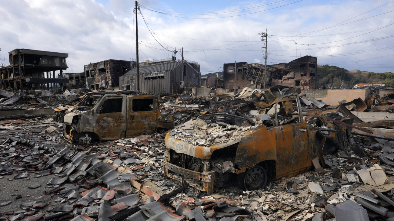 Kiégett autók roncsai egy szinte teljesen megsemmisült bevásárlónegyed helyén az Isikava prefektúrában fekvő Vadzsimában 2024. január 5-én. Újév napján a Noto-félszigetet megrázó 7,6 erősségű földrengés és az azt követő szökőár házak százait döntötte romba, és számos települést elvágott a világtól. A természeti katasztrófa halálos áldozatainak száma 92-re emelkedett, több mint 200 embert továbbra is keresnek.