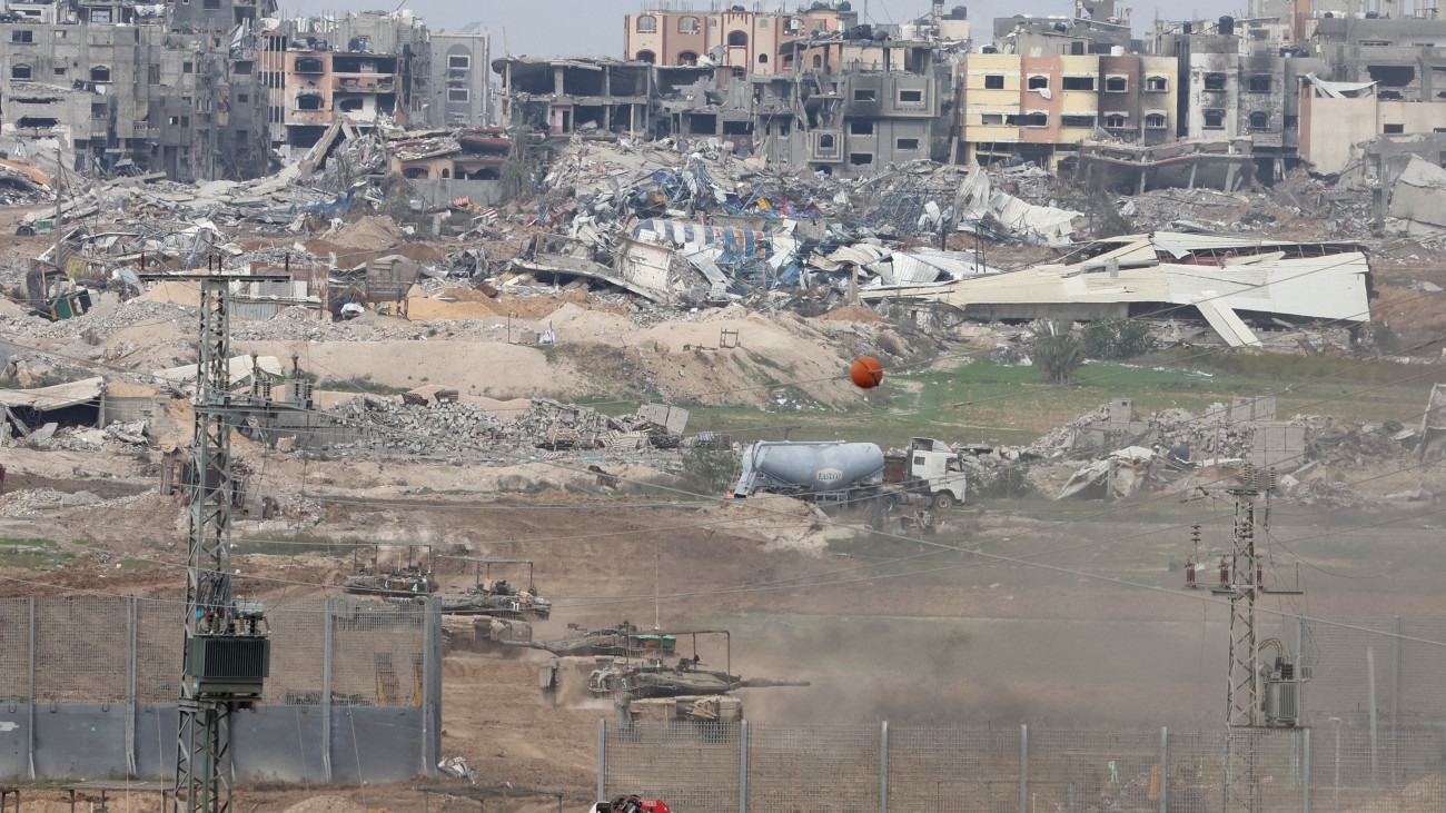 Izraeli katonák a határon átlépve a gázai Sudzsajja negyed felé tartanak Dél-Izraelből 2023. december 21-én. A Hamász palesztin iszlamista szervezet fegyveresei október 7-én támadást indítottak Izrael ellen, az izraeli haderő pedig válaszul légi és szárazföldi hadműveleteket hajt végre a Gázai övezetben.