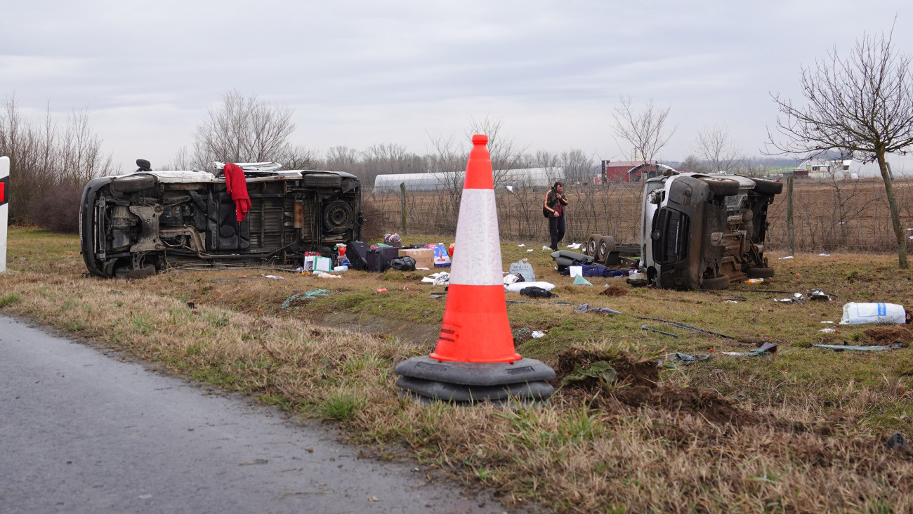 Az árokba hajtott és felborult két kisbusz Kecskemétnél az M5-ös autópálya Szeged felé vezető oldalánál 2024. január 6-án. A járművekben összesen hét ember utazott, egyikük beszorult, őt a tűzoltók szabadították ki.