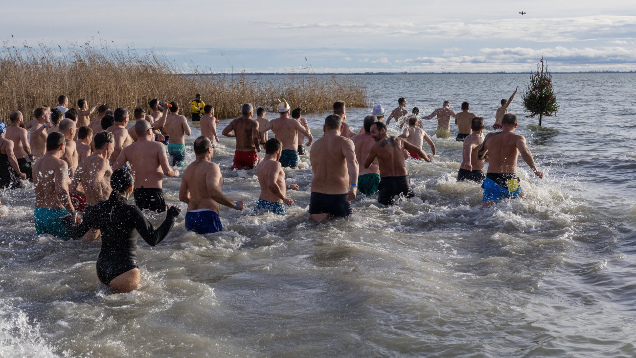 A hagyományos újévi fürdőzés résztvevői a 3 Celsius-fokos Balatonban a szigligeti strandon 2024. január 1-jén.