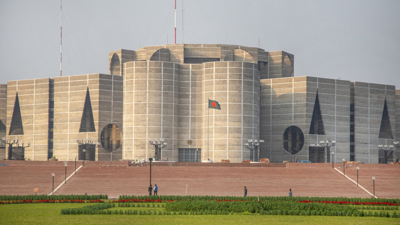 A bangladesi parlament épülete Dakkában 2023. december 21-én. A parlamenti választásokat 2024. január 7-én rendezik Bangladesben.