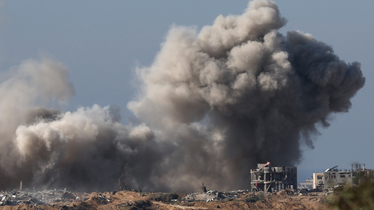 Gázai övezet, 2024. január 7.Izraeli légicsapás Gázában 2024. január 7-én. A Hamász palesztin iszlamista szervezet fegyveresei 2023. október 7-én támadást indítottak Izrael ellen, az izraeli haderő pedig válaszul légi és szárazföldi hadműveleteket hajt végre a Gázai övezetben.