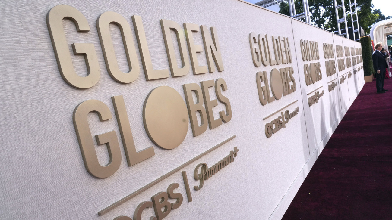 Paraván a 81. Golden Globe-díjak átadási ünnepségének otthont adó Beverly Hilton Szálloda előtt a kaliforniai Beverly Hillsben 2024. január 7-én, a gálaest kezdetén.