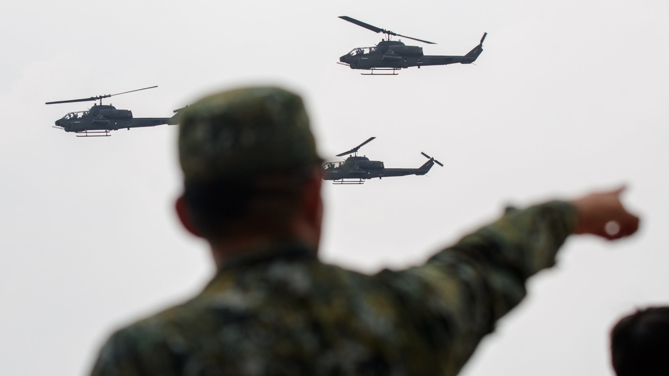 A tajvani légierő helikopterei repülnek formációban egy invázióellenes gyakorlatozáson az északnyugat-tajvani Hszincsuban (Hsinchu) 2023. szeptember 21-én. Három nappal korábban a tajvani hadsereg kilenc kínai hadihajót és 103 katonai repülőgépet észlelt Tajvan partjai közelében.